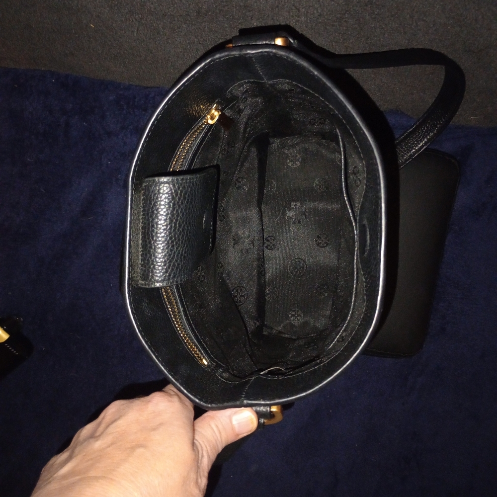 Tory Burch Britten Bucket Bag With Tory Burch Wallet - Picture 11 of 15